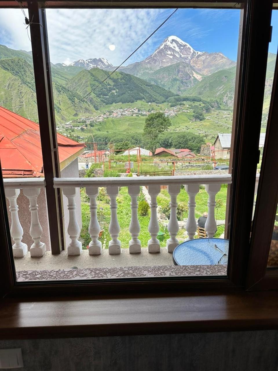 Roza Guesthouse Kazbegi Exterior photo
