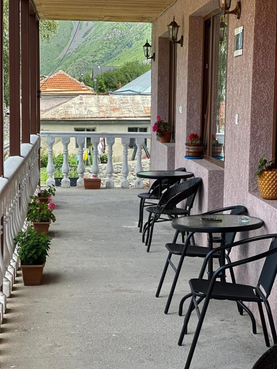 Roza Guesthouse Kazbegi Exterior photo